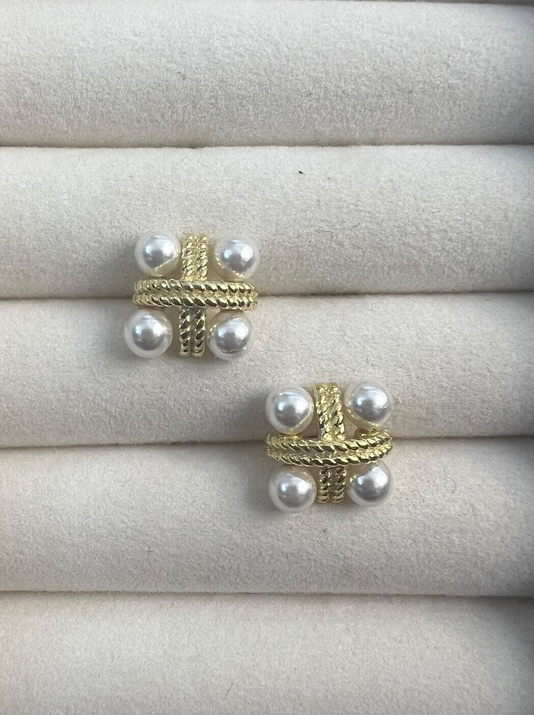 GOLD PEARL STUDS